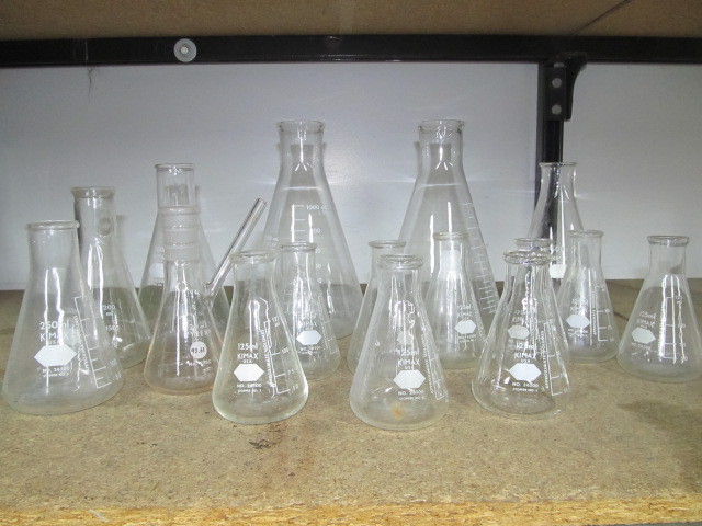 lot 229 image: Large Group of Assorted Lab Glass Erlenmeyer Flasks