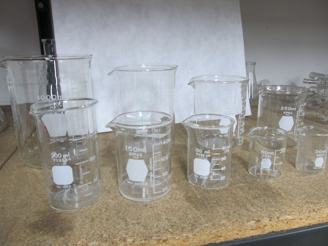 lot 232 image: Lot of Scientific Lab Glass Beaker Set
