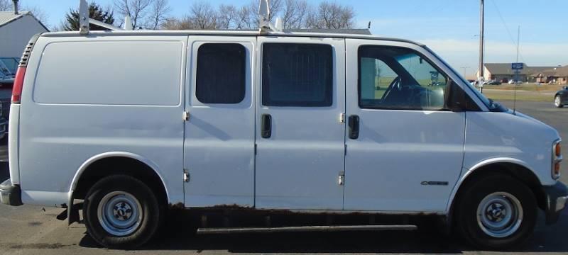 lot 01 image: 2002 Chevy Express Cargo Van