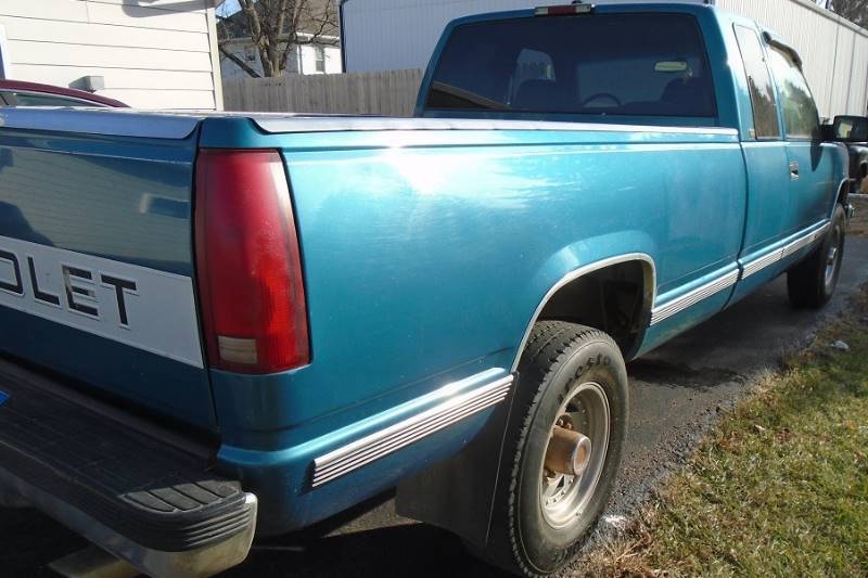 lot 03 image: 1997 Chevy C2500 34 Ton Silverado