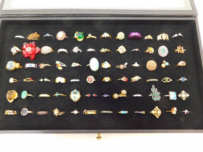(72) Rings with Display Case