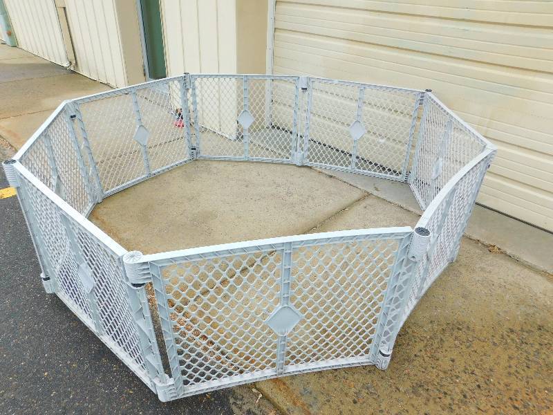 8-Panel Plastic FencePet Yard