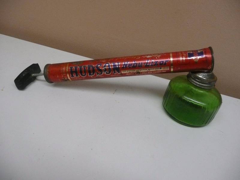 lot 34 image: Antique-Vintage HUDSON INSECTFLYBUG SPRAYER With Green Glass Canister - SEE PICTURES