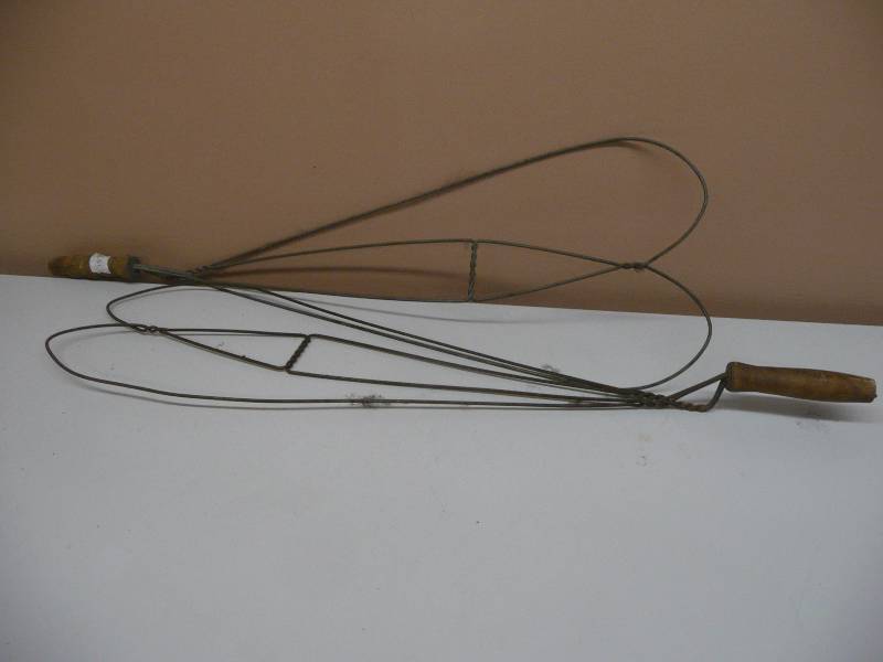Vintage Twisted Wire With Wooden Handle Rug Beater