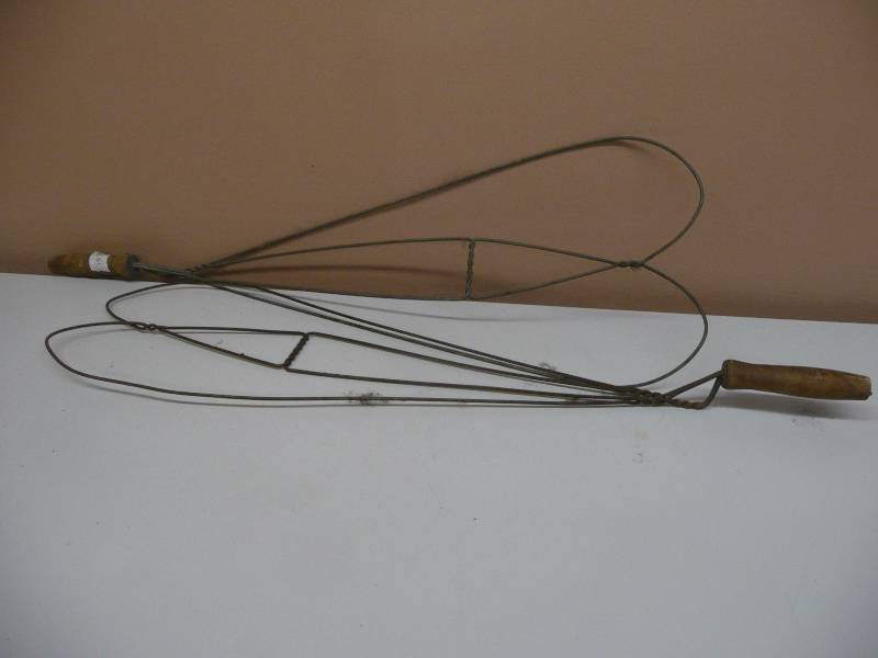 lot 36 image: 2 - Antique Twisted Wire Wooden Handle Rug Beater - SEE PICTURES
