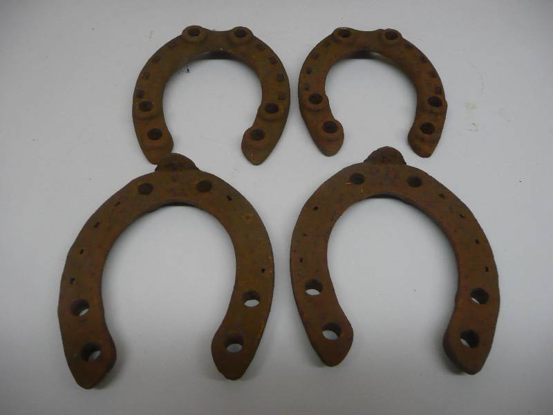 lot 48 image: SET OF 4 ANTIQUE VINTAGE IRON HORSESHOE - ICE DIRT CLEAT - BARN FIND - SEE PICTURES