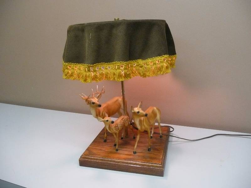lot 55 image: ANTIQUEVINTAGE DEER LAMP - PERFECT FOR THE CABIN OR ANY HUNTER - SEE PICTURES