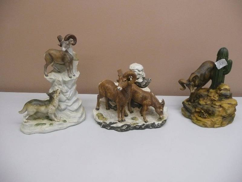 lot 58 image: 3 Vintage Decanters Ski Country - Ram Collection - See Pictures