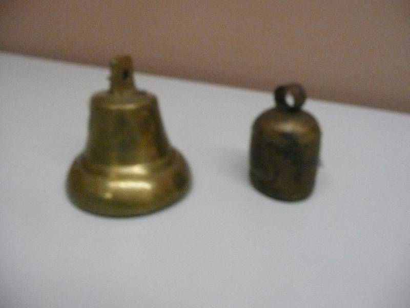 lot 74 image: 2 VINTAGE BRASS BELLS - 1 APPROX 4HIGH 4WIDE 1 APPROX 3HIGH 3WIDE - VERY COOL SEE PICTURES