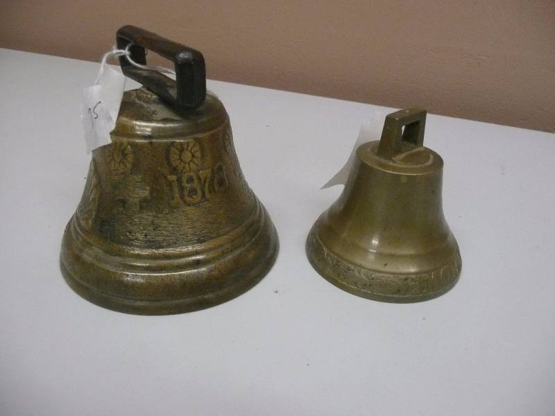 lot 75 image: 2 VINTAGE BRASS BELLS - 1 APPROX 4HIGH 4WIDE 1 APPROX 3HIGH 3WIDE - VERY COOL SEE PICTURES