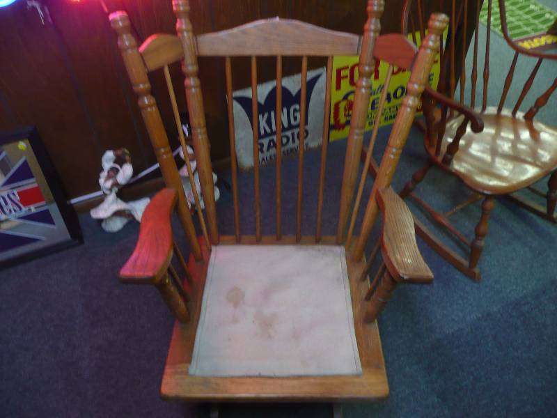 lot 76 image: VINTAGEANTIQUE OAK GLIDERROCKING CHAIR IN GOOD CONDITION - SEE PICTURES