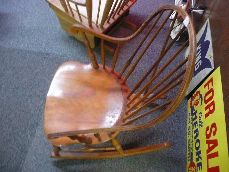 lot 77 image: VINTAGEANTIQUE MAPLE ROCKING CHAIR IN GOOD CONDITION - SEE PICTURES