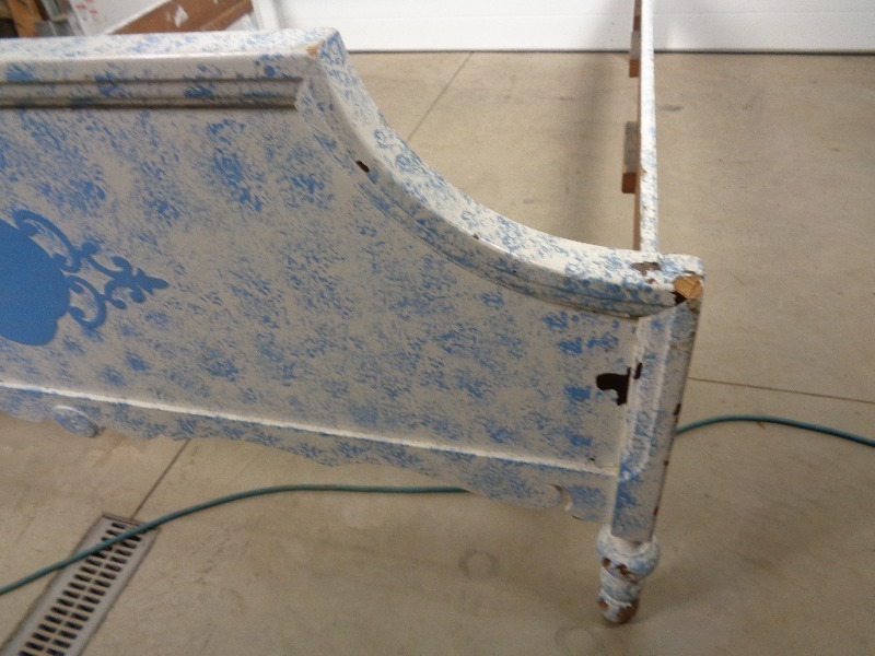lot 106 image: Vintage Wood Full Size Bed