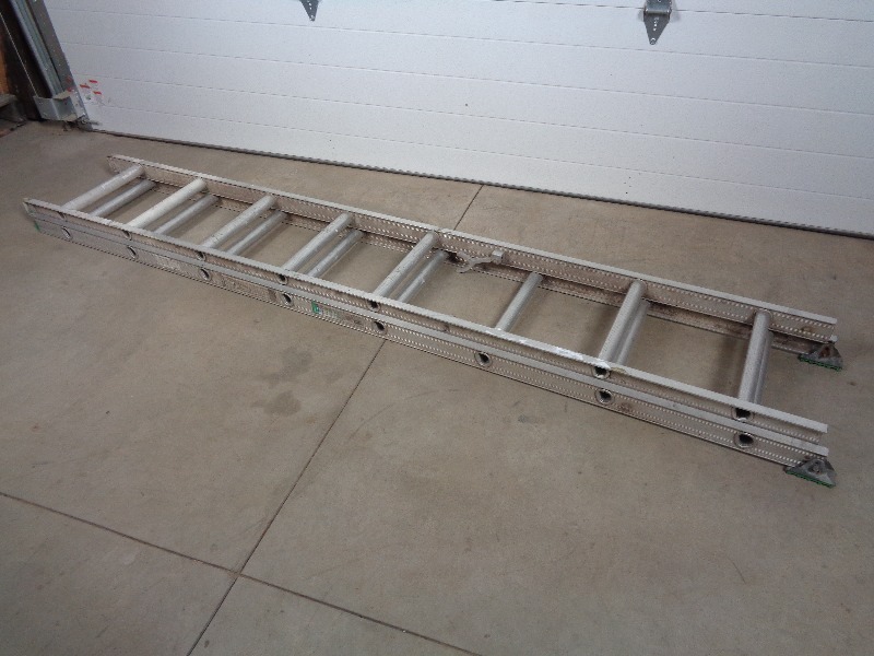 lot 102 image: 16 Ft Extension Ladder
