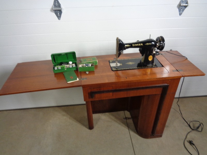 lot 118 image: Singer Sewing Machine with Cabinet