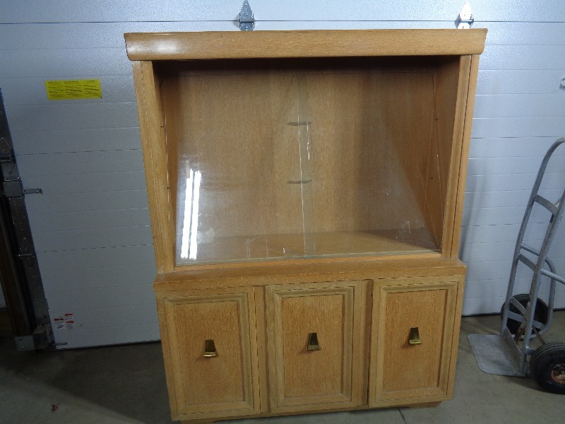lot 127 image: Trophy  Collectible Display China Cabinet