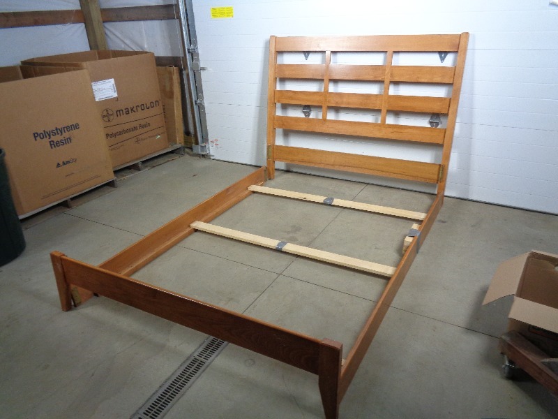 lot 128 image: Queen Size Bed