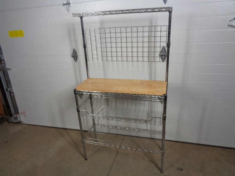 lot 136 image: Adjustable Bakers Rack with Wine Shelf