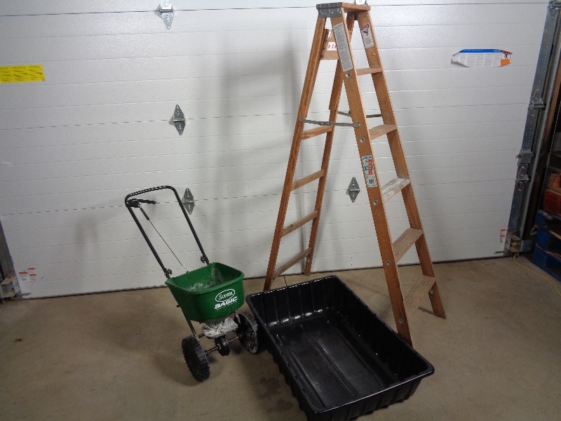 lot 141 image: Ladder, Spreader, Tub