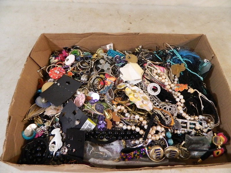 lot 5 image: Flat of Jewelry