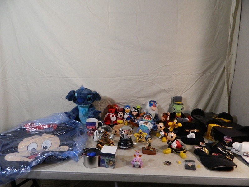 lot 10 image: Disney Memoribilia and More