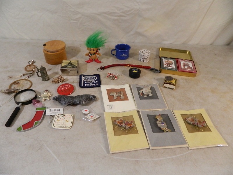 lot 15 image: Collectibles