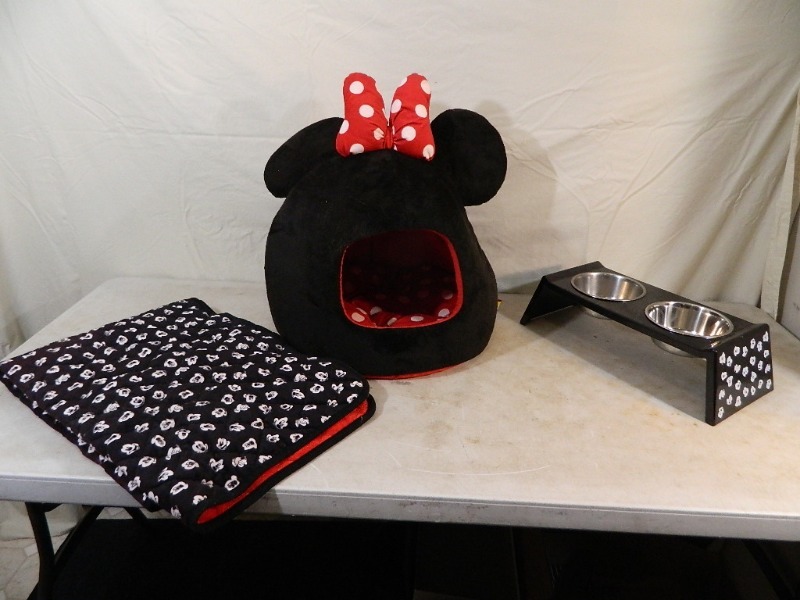 lot 49 image: MinnieMickey Mouse Pet Items