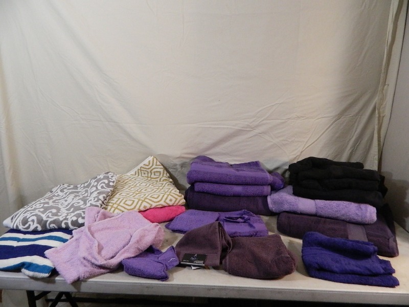 lot 50 image: 19 New Towels