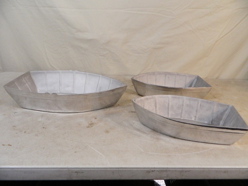 lot 84 image: Metal Boat Dishes