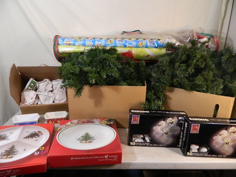 lot 90 image: Holiday Decor