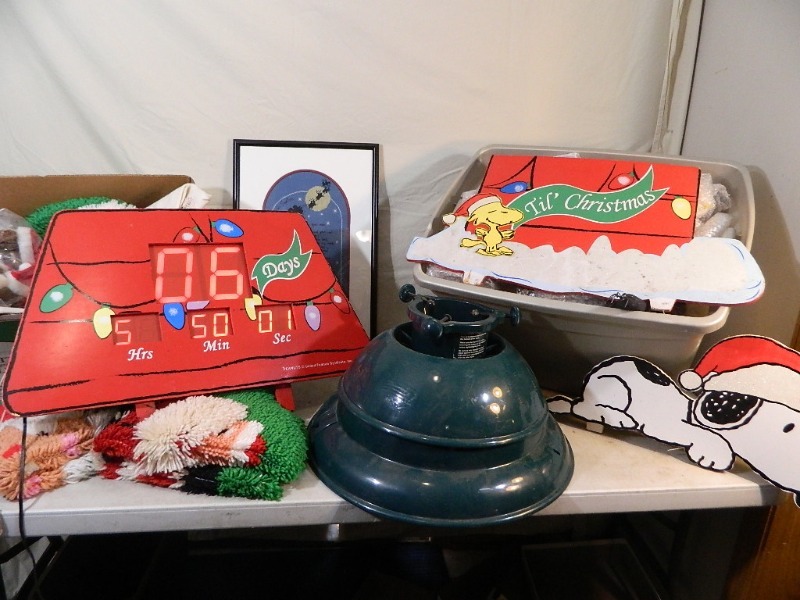 lot 91 image: Holiday Decor