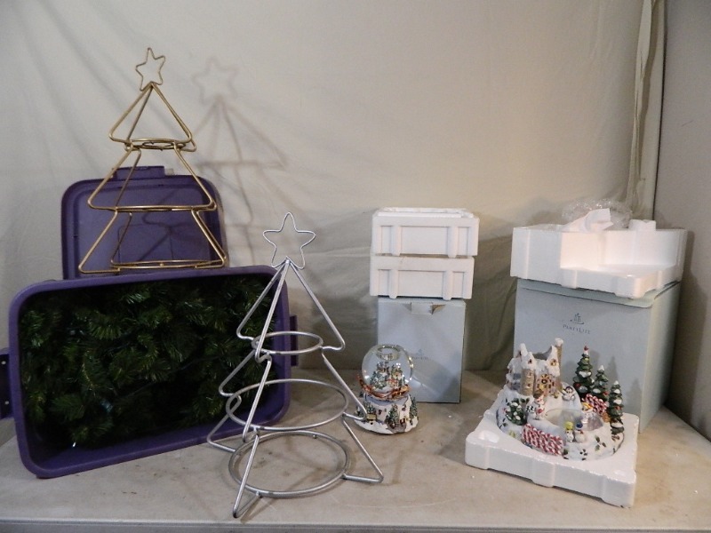 lot 93 image: Holiday Decor