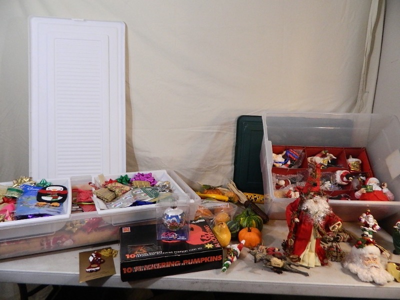 lot 94 image: Holiday Decor