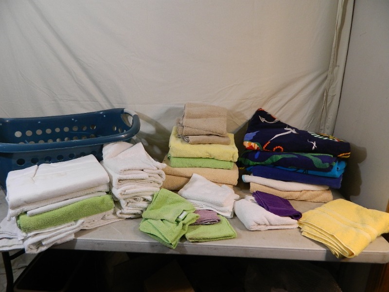 lot 96 image: Laundry Basket Full of Assorted Towels