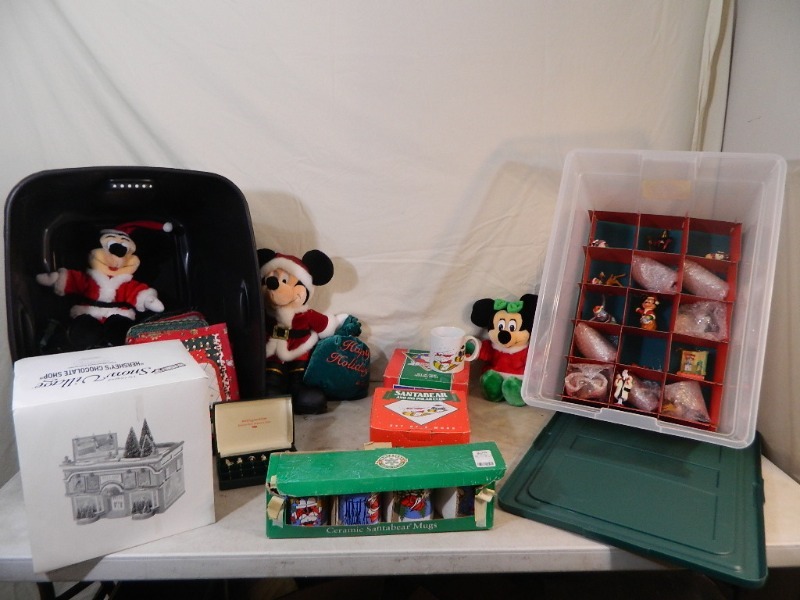 lot 153 image: Holiday Decor