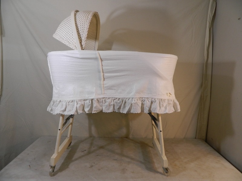 lot 175 image: Vintage Folding Bassinet  Stroller