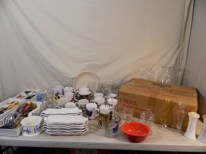 lot 182 image: Corn On The Cob Plates, Utensils, Vases, More