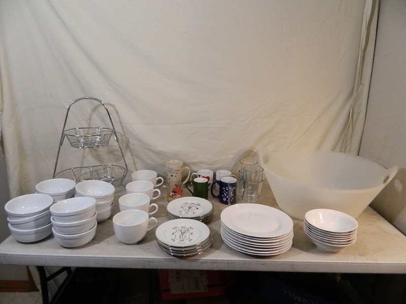 lot 185 image: Williams Sonoma Bowls, Gibson Dishes and More