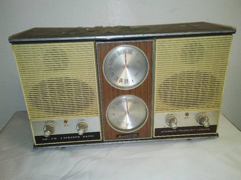 lot 4 image: Audition AMFM 4 Speaker Vintage Radio