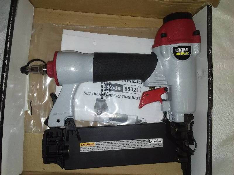 lot 16 image: Central Pneumatic 18 Gauge Brad Nailer