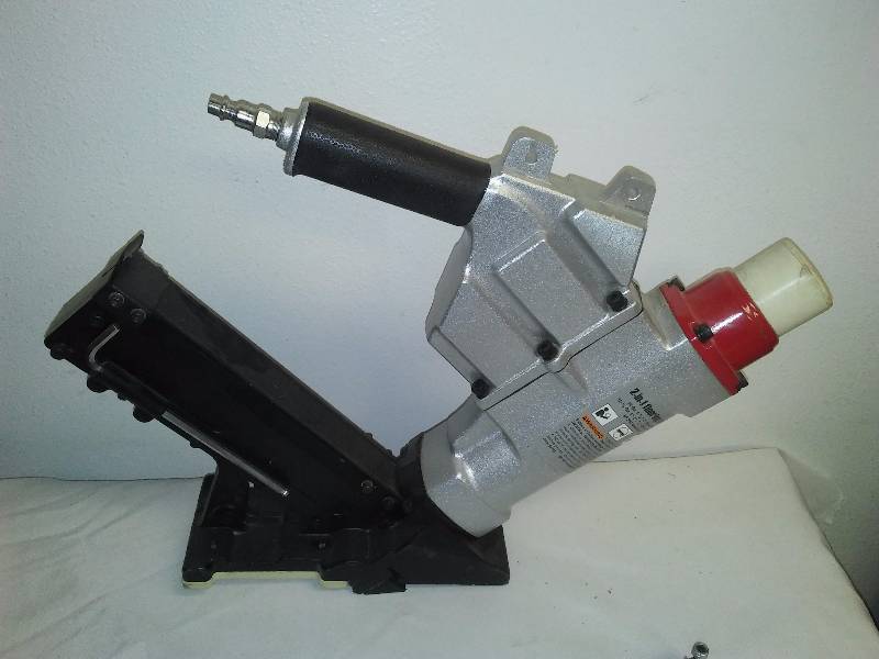 lot 17 image: Central Pneumatic 21 Flooring Nailer