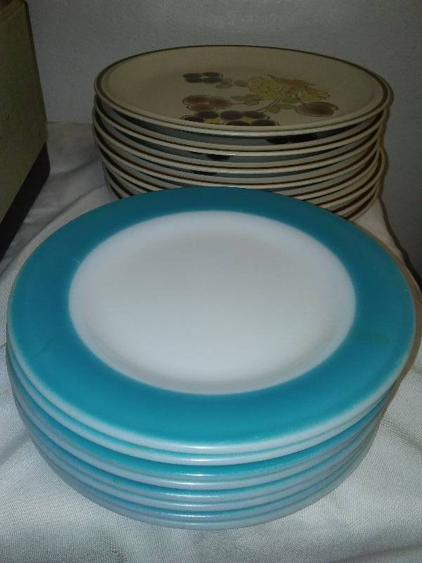 lot 22 image: Vintage Lot Typewriter, Pyrex and more
