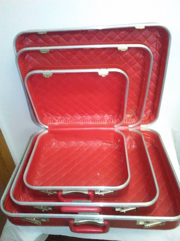 lot 23 image: Vintage Hard Case Suitcase Set (3 pc.)