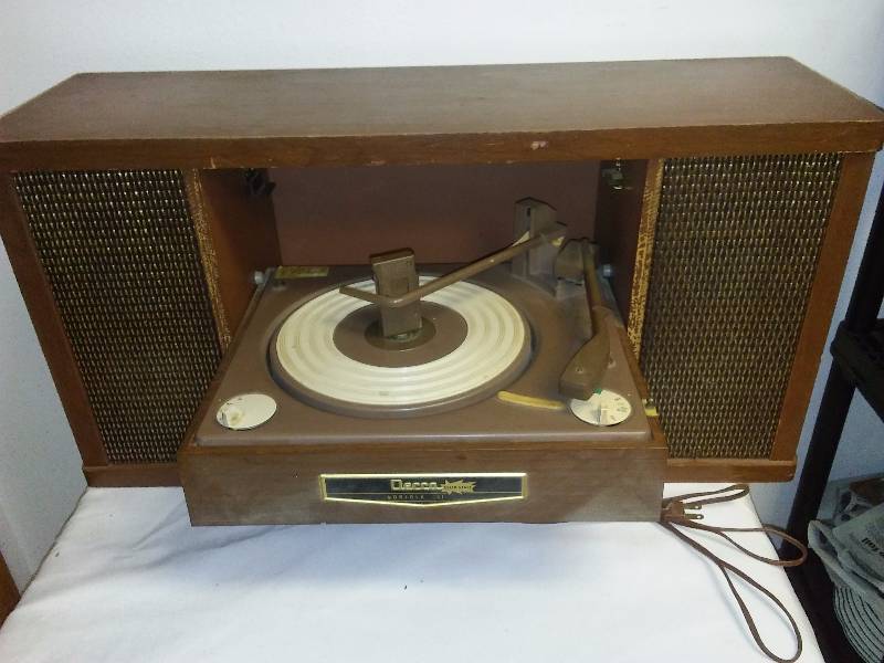 lot 24 image: Decca Norfolk II Solid State Phonograph