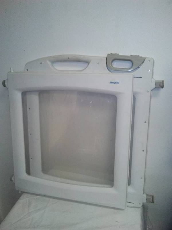 lot 28 image: First Years Child  Pet Safety Gate, adjustable 30 inches high