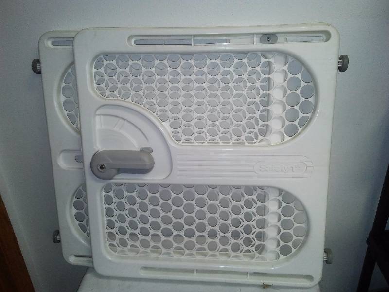lot 30 image: Safety First Protective Child  Pet Gate, adjustable 27 inches High