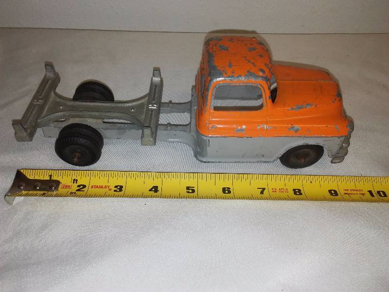 lot 34 image: Hubley Log Hauler Truck, 1950s, 9  long