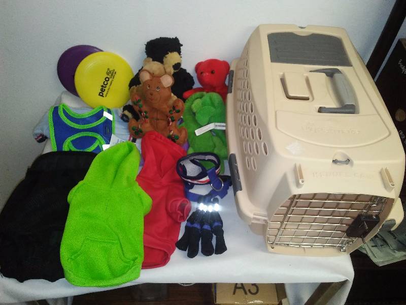 lot 49 image: Small Pet Carry-All with accessories