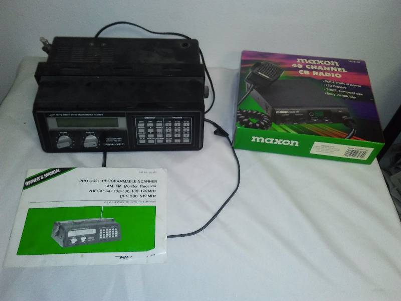 lot 66 image: Scanner (Realistic, 200 ch.) and Maxon 40 Ch. CB Radio