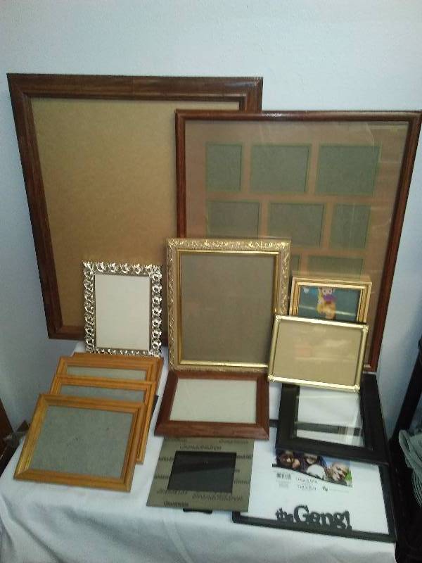 lot 75 image: Assorted Picture Frames (14)